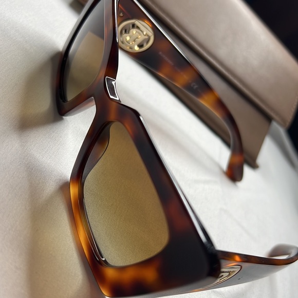 Burberry sunglasses authentic bought from macys includes case - Picture 2 of 9